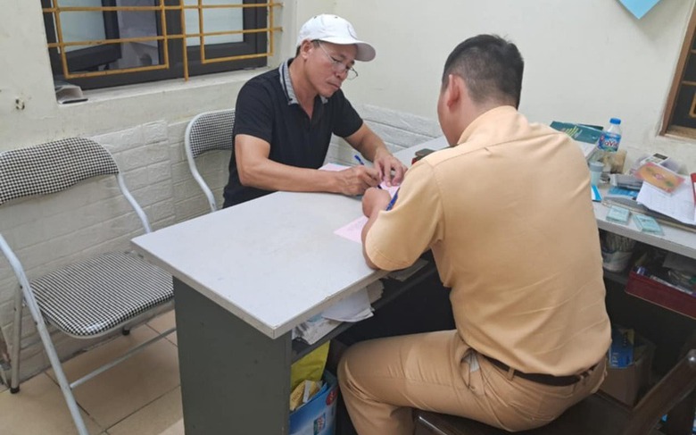 T&agrave;i xế &ocirc; t&ocirc; kh&aacute;ch h&uacute;c đẩy CSGT, tăng ga bỏ chạy tiếp tục bị xử phạt