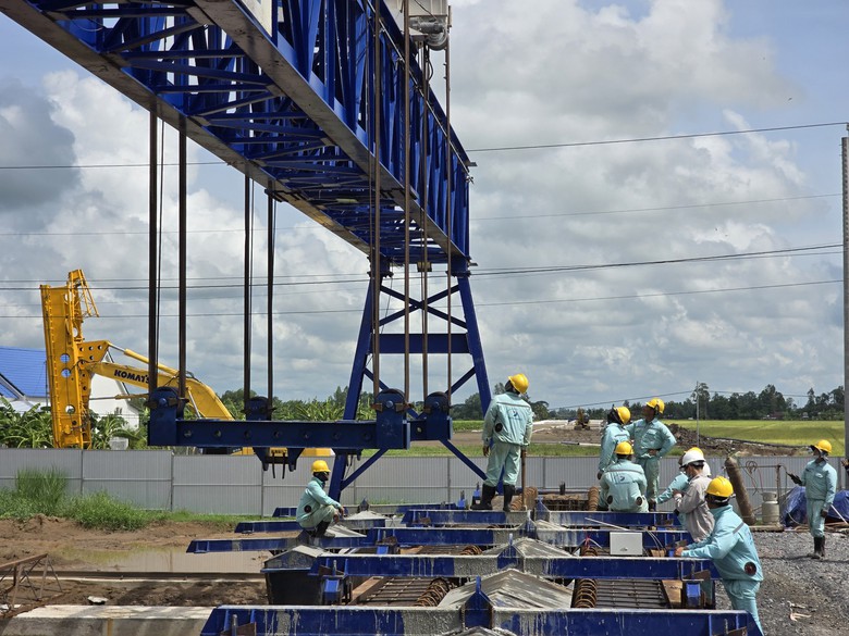 32 mũi thi công đồng loạt, nhà thầu lấy lại tiến độ cao tốc qua Cần Thơ- Ảnh 2. 32 mũi thi công đồng loạt, nhà thầu lấy lại tiến độ cao tốc qua Cần Thơ- Ảnh 2.