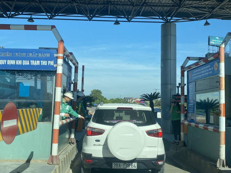 Xe kh&aacute;ch vắt vẻo dải ph&acirc;n c&aacute;ch cứng tr&ecirc;n cầu Bến Thủy 1- Ảnh 5.