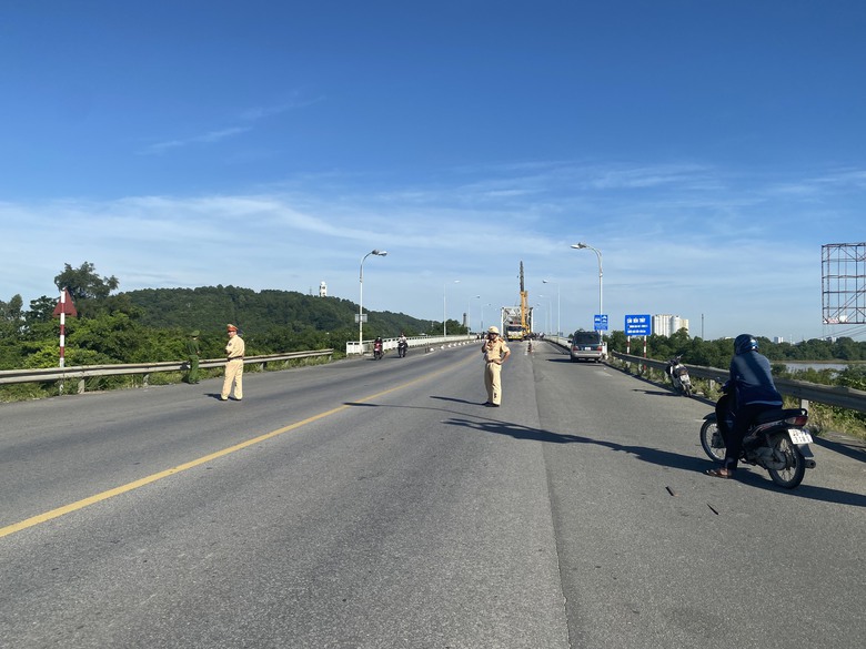 Xe kh&aacute;ch vắt vẻo dải ph&acirc;n c&aacute;ch cứng tr&ecirc;n cầu Bến Thủy 1- Ảnh 4.