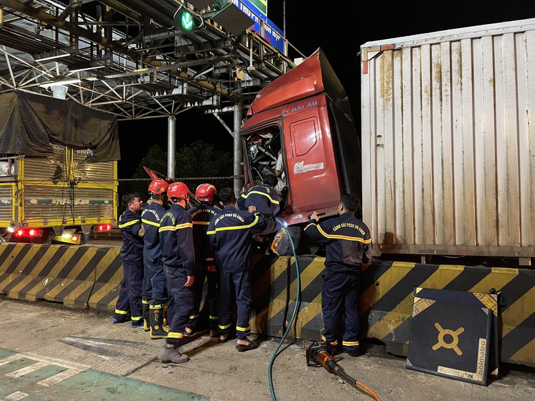Gia Lai: Xe tải h&uacute;c xe tải ở trạm thu ph&iacute; BOT, t&agrave;i xế mắc kẹt tr&ecirc;n ghế l&aacute;i- Ảnh 1.
