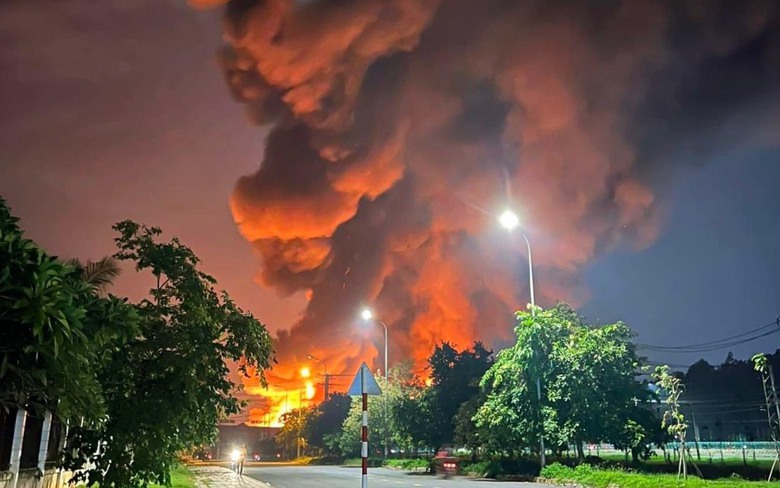 Lửa ch&aacute;y đỏ trời bao tr&ugrave;m C&ocirc;ng ty ShingMark Vina Đồng Nai