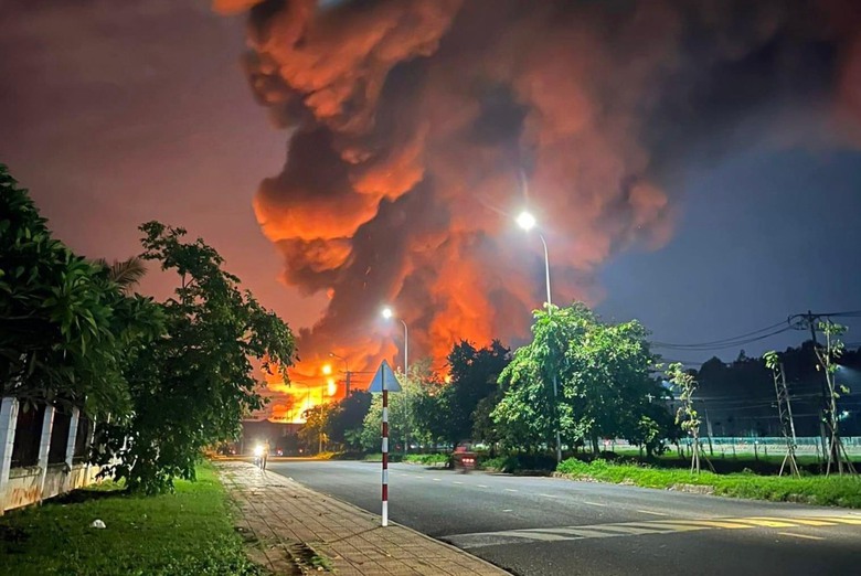 Lửa cháy đỏ trời bao trùm Công ty ShingMark Vina Đồng Nai- Ảnh 1. Lửa cháy đỏ trời bao trùm Công ty ShingMark Vina Đồng Nai- Ảnh 1.