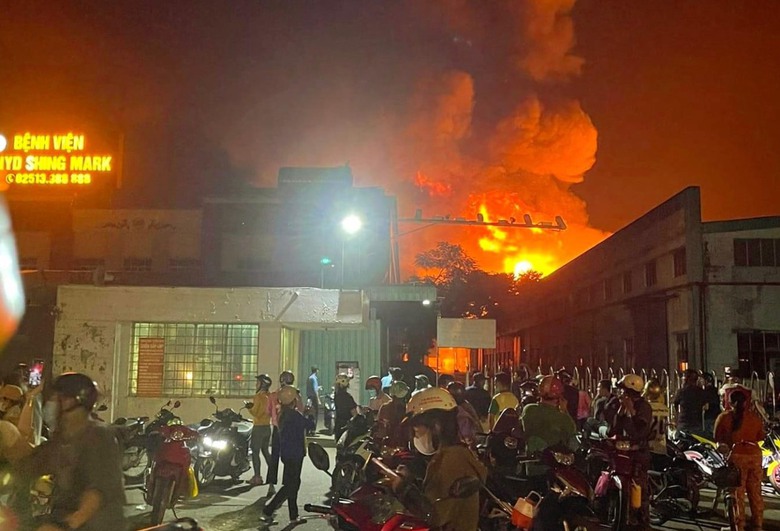 Lửa cháy đỏ trời bao trùm Công ty ShingMark Vina Đồng Nai- Ảnh 2. Lửa cháy đỏ trời bao trùm Công ty ShingMark Vina Đồng Nai- Ảnh 2.