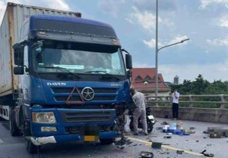 Hiện trường vụ tai nạn tr&ecirc;n cầu M&acirc;y khiến 2 người thương vong.