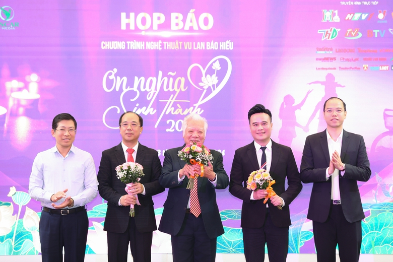 Ca sĩ Hồ Quỳnh Hương, Lưu Hương Giang c&ugrave;ng b&aacute;o hiếu cha mẹ bằng tiếng h&aacute;t trong m&ugrave;a Vu lan- Ảnh 1.