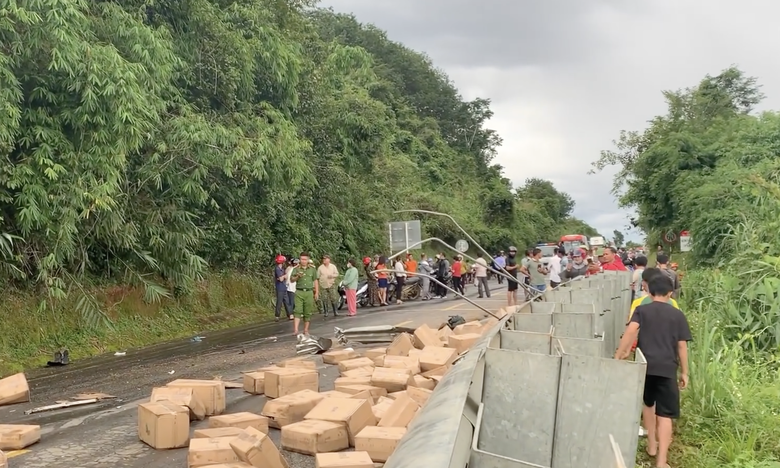 Nghi đường trơn, xe tải lật ngang g&acirc;y tắc đường Hồ Ch&iacute; Minh- Ảnh 1.