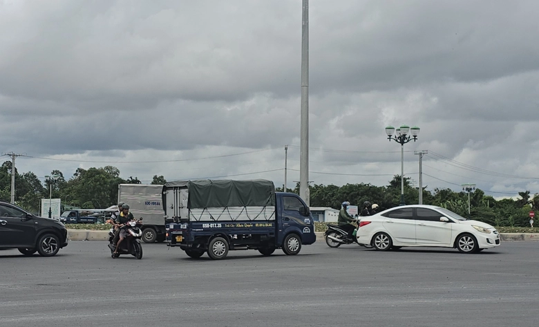 V&igrave; sao người d&acirc;n bất an khi đi qua hai v&ograve;ng xuyến mới ở Cần Thơ?- Ảnh 3.