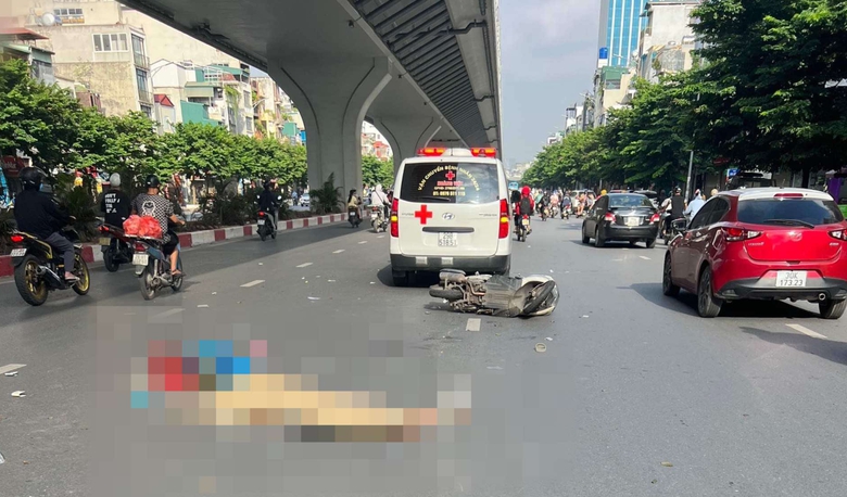 Va chạm với xe m&aacute;y kẹp ba, người đ&agrave;n &ocirc;ng đi bộ tử vong cạnh hộp đồ đ&aacute;nh gi&agrave;y- Ảnh 1.