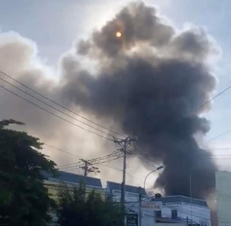 Điều tra vụ ch&aacute;y kho đ&ocirc;ng lạnh ở th&agrave;nh phố Vĩnh Long- Ảnh 1.