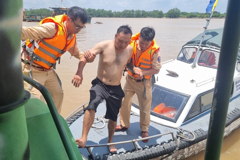 CSGT cứu kịp thời thuyền vi&ecirc;n nghe điện thoại ng&atilde; xuống s&ocirc;ng Cấm- Ảnh 1.