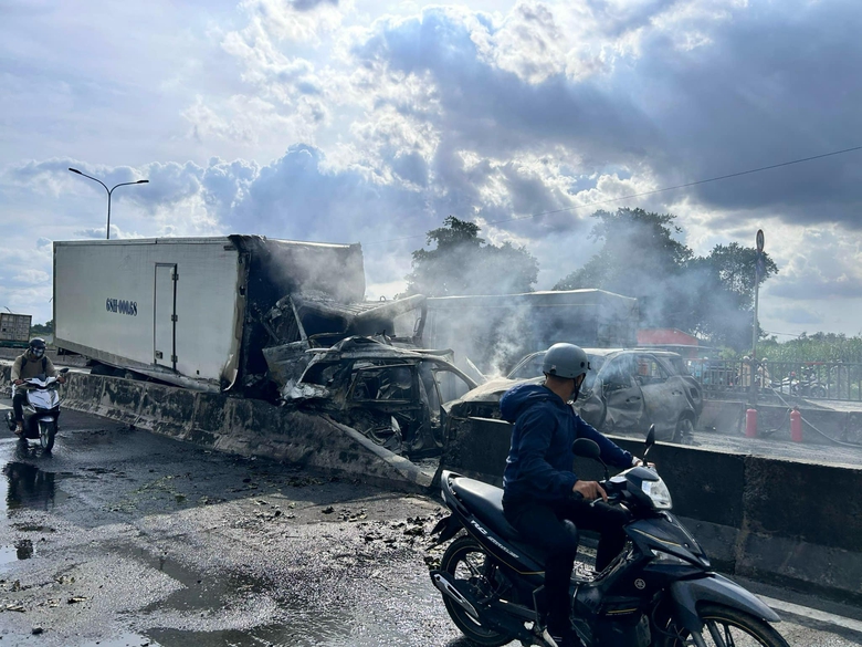 Xe bốc ch&aacute;y ng&ugrave;n ngụt trong vụ tai nạn li&ecirc;n ho&agrave;n tr&ecirc;n cầu Ph&uacute; Mỹ- Ảnh 5.