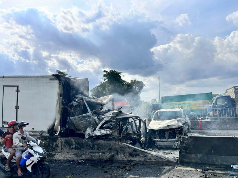 Xe bốc ch&aacute;y ng&ugrave;n ngụt trong vụ tai nạn li&ecirc;n ho&agrave;n tr&ecirc;n cầu Ph&uacute; Mỹ- Ảnh 4.