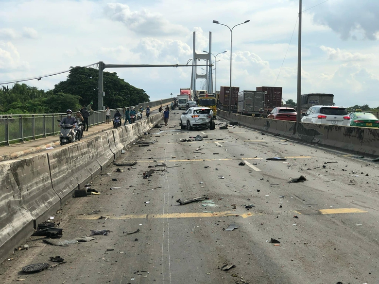 Xe bốc ch&aacute;y ng&ugrave;n ngụt trong vụ tai nạn li&ecirc;n ho&agrave;n tr&ecirc;n cầu Ph&uacute; Mỹ- Ảnh 6.