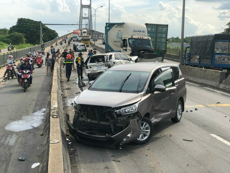 Xe bốc ch&aacute;y ng&ugrave;n ngụt trong vụ tai nạn li&ecirc;n ho&agrave;n tr&ecirc;n cầu Ph&uacute; Mỹ- Ảnh 3.