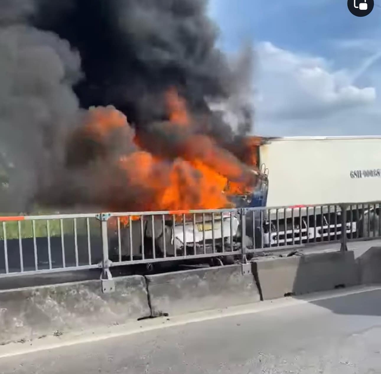 Xe bốc ch&aacute;y ng&ugrave;n ngụt trong vụ tai nạn li&ecirc;n ho&agrave;n tr&ecirc;n cầu Ph&uacute; Mỹ- Ảnh 2.