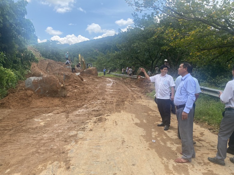 Thông xe đèo nối Bình Thuận và Lâm Đồng sau nhiều giờ ùn tắc vì sạt lở- Ảnh 2. Thông xe đèo nối Bình Thuận và Lâm Đồng sau nhiều giờ ùn tắc vì sạt lở- Ảnh 2.