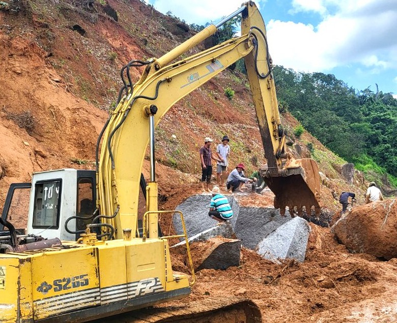 Thông xe đèo nối Bình Thuận và Lâm Đồng sau nhiều giờ ùn tắc vì sạt lở- Ảnh 3. Thông xe đèo nối Bình Thuận và Lâm Đồng sau nhiều giờ ùn tắc vì sạt lở- Ảnh 3.