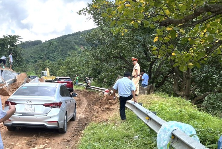 Thông xe đèo nối Bình Thuận và Lâm Đồng sau nhiều giờ ùn tắc vì sạt lở- Ảnh 1. Thông xe đèo nối Bình Thuận và Lâm Đồng sau nhiều giờ ùn tắc vì sạt lở- Ảnh 1.