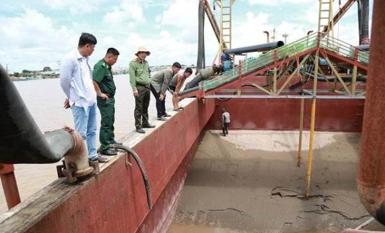 Phát hiện tàu khai thác cát biển không phép ở Sóc Trăng- Ảnh 1. Phát hiện tàu khai thác cát biển không phép ở Sóc Trăng- Ảnh 1.