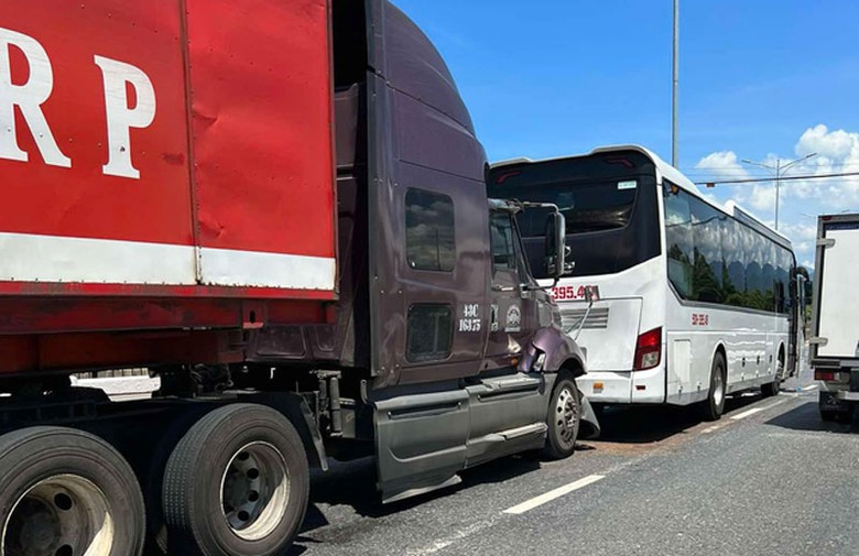 Vụ va chạm khiến c&aacute;c phương tiện bị hư hỏng, rất may kh&ocirc;ng c&oacute; người n&agrave;o bị thương - Ảnh: C&ocirc;ng ĐỊnh