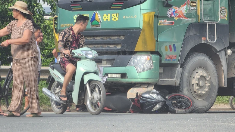 Biển b&aacute;o bị xịt sơn, xe tải trọng lớn uy hiếp an to&agrave;n đ&ecirc; tả s&ocirc;ng Hồng- Ảnh 5.