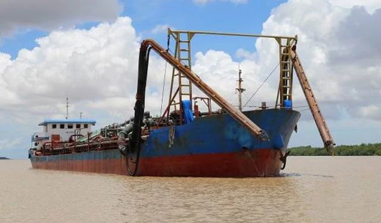 Phát hiện tàu khai thác cát biển không phép ở Sóc Trăng- Ảnh 2. Phát hiện tàu khai thác cát biển không phép ở Sóc Trăng- Ảnh 2.