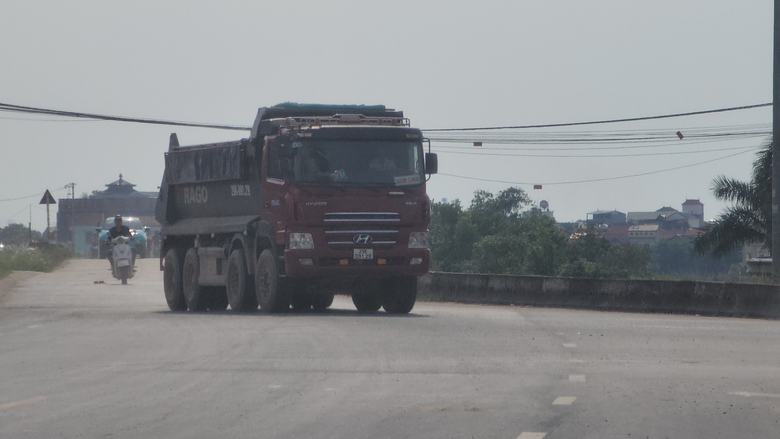 Biển b&aacute;o bị xịt sơn, xe tải trọng lớn uy hiếp an to&agrave;n đ&ecirc; tả s&ocirc;ng Hồng- Ảnh 2.