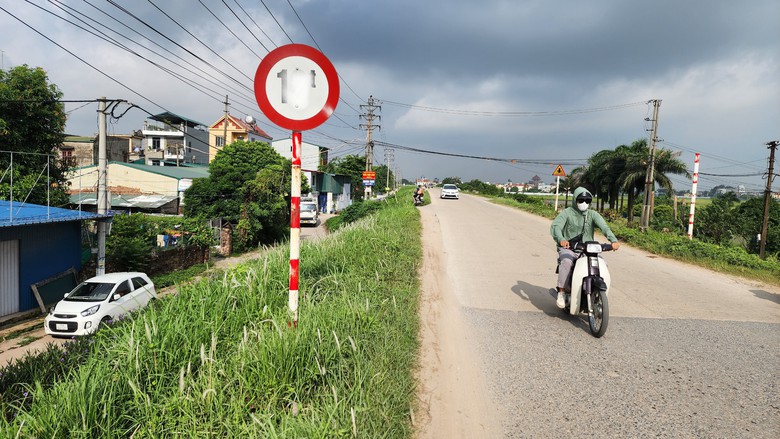 Biển b&aacute;o bị xịt sơn, xe tải trọng lớn uy hiếp an to&agrave;n đ&ecirc; tả s&ocirc;ng Hồng- Ảnh 12.