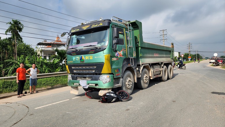 Biển b&aacute;o bị xịt sơn, xe tải trọng lớn uy hiếp an to&agrave;n đ&ecirc; tả s&ocirc;ng Hồng- Ảnh 6.