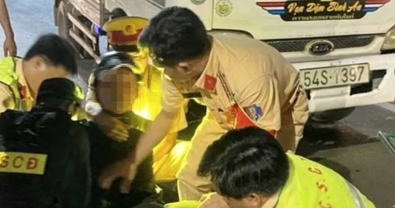 CSGT khống chế kẻ "ph&ecirc;" ma t&uacute;y tấn c&ocirc;ng t&agrave;i xế xe tải tr&ecirc;n QL1- Ảnh 1.