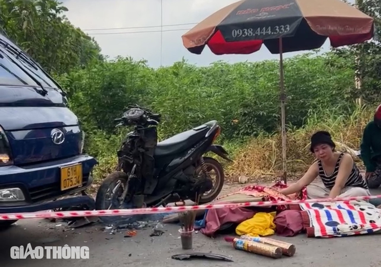 Xe tải va chạm xe máy, cả gia đình 3 người tử vong- Ảnh 1. Xe tải va chạm xe máy, cả gia đình 3 người tử vong- Ảnh 1.