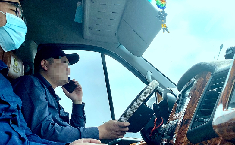 Phạt nặng h&agrave;nh vi d&ugrave;ng điện thoại khi l&aacute;i xe- Ảnh 1.