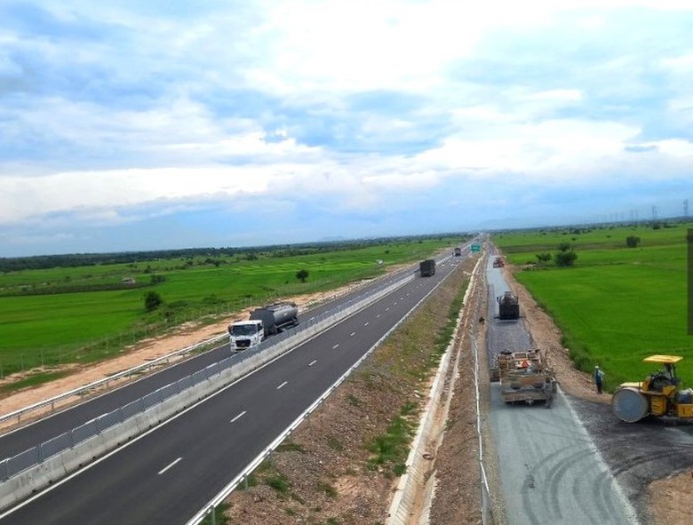 Sớm gỡ mặt bằng thi c&ocirc;ng 12km đường gom cao tốc Vĩnh Hảo - Phan Thiết- Ảnh 1.