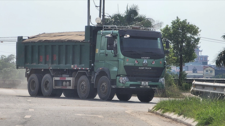 Biển b&aacute;o bị xịt sơn, xe tải trọng lớn uy hiếp an to&agrave;n đ&ecirc; tả s&ocirc;ng Hồng- Ảnh 4.