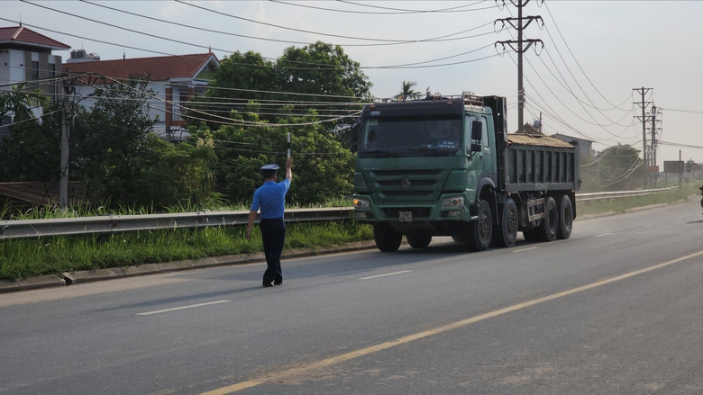 Biển b&aacute;o bị xịt sơn, xe tải trọng lớn uy hiếp an to&agrave;n đ&ecirc; tả s&ocirc;ng Hồng- Ảnh 8.