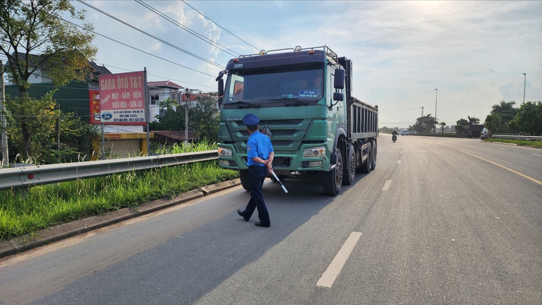 Biển b&aacute;o bị xịt sơn, xe tải trọng lớn uy hiếp an to&agrave;n đ&ecirc; tả s&ocirc;ng Hồng- Ảnh 11.