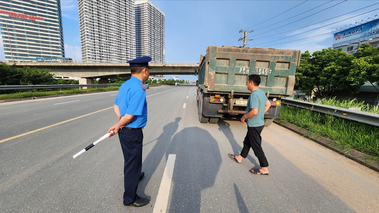 Biển b&aacute;o bị xịt sơn, xe tải trọng lớn uy hiếp an to&agrave;n đ&ecirc; tả s&ocirc;ng Hồng- Ảnh 9.
