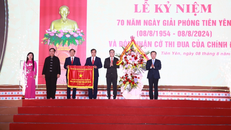 Huyện Ti&ecirc;n Y&ecirc;n (Quảng Ninh) đ&oacute;n nhận Cờ thi đua của Ch&iacute;nh phủ- Ảnh 1.