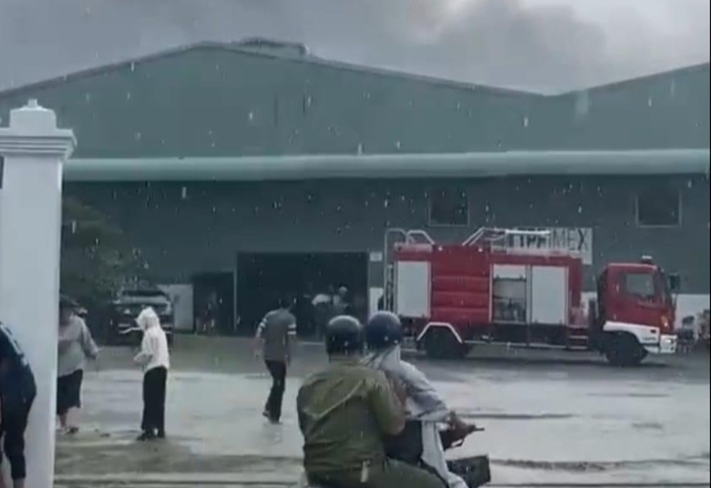 Ch&aacute;y lớn ở c&ocirc;ng ty gỗ, thi&ecirc;u trụi h&agrave;ng ng&agrave;n m2 nh&agrave; xưởng- Ảnh 3.