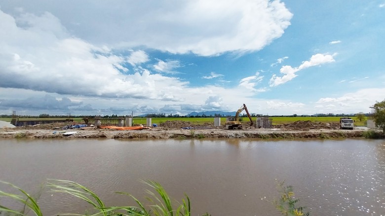 Nhà thầu thi công cao tốc trục ngang miền Tây đối phó mùa lũ thế nào?- Ảnh 2. Nhà thầu thi công cao tốc trục ngang miền Tây đối phó mùa lũ thế nào?- Ảnh 2.