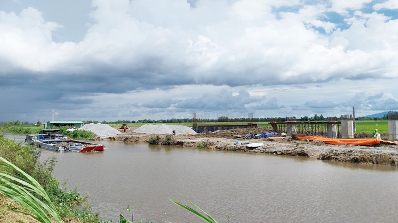 Nhà thầu thi công cao tốc trục ngang miền Tây đối phó mùa lũ thế nào?- Ảnh 1. Nhà thầu thi công cao tốc trục ngang miền Tây đối phó mùa lũ thế nào?- Ảnh 1.