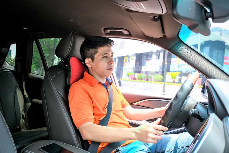 Bạn đồng h&agrave;nh c&ugrave;ng t&agrave;i xế vượt qua thử th&aacute;ch tr&ecirc;n những cung đường- Ảnh 1.