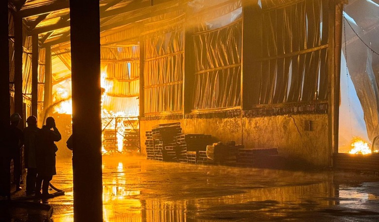 Ch&aacute;y lớn ở c&ocirc;ng ty gỗ, thi&ecirc;u trụi h&agrave;ng ng&agrave;n m2 nh&agrave; xưởng- Ảnh 1.