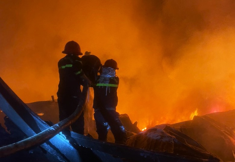 Lửa bao tr&ugrave;m kho chứa dầu nhớt, thi&ecirc;u rụi 5 &ocirc; t&ocirc;- Ảnh 1.