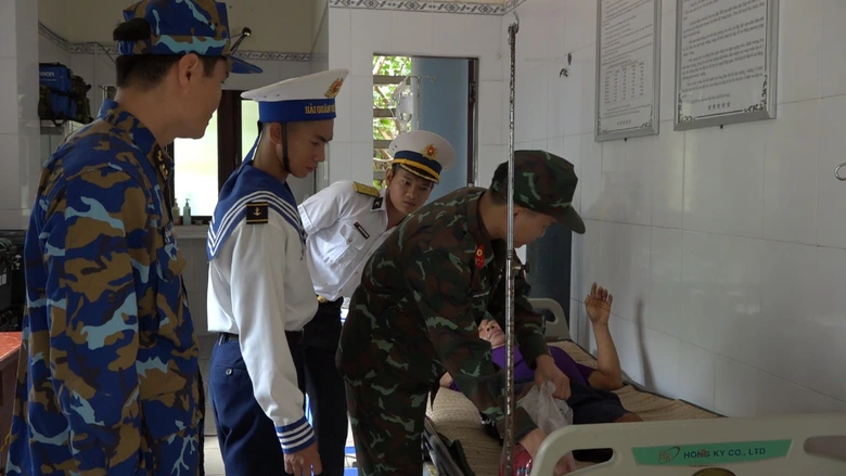 Bộ đội Trường Sa cấp cứu ngư d&acirc;n bị đứt gần l&igrave;a ch&acirc;n- Ảnh 2.