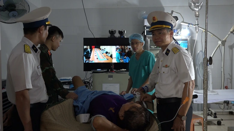 Bộ đội Trường Sa cấp cứu ngư d&acirc;n bị đứt gần l&igrave;a ch&acirc;n- Ảnh 3.