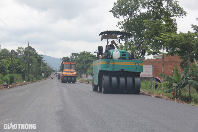 Kỹ sư, c&ocirc;ng nh&acirc;n thi c&ocirc;ng đường kết nối B&igrave;nh Thuận - Đồng Nai xuy&ecirc;n lễ Quốc kh&aacute;nh- Ảnh 1.