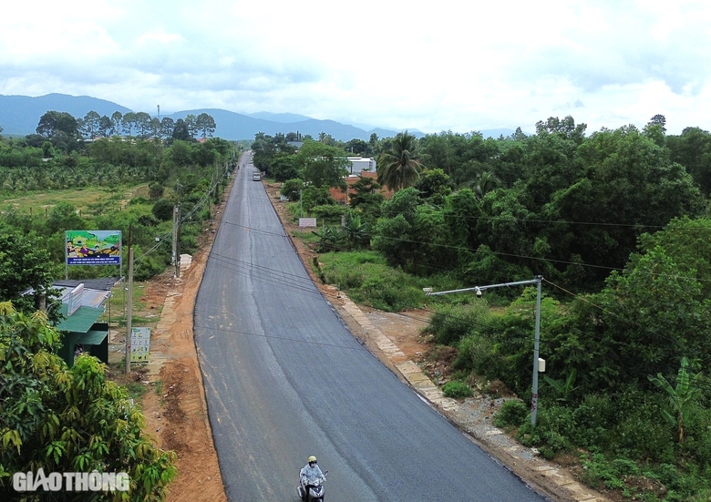 Kỹ sư, c&ocirc;ng nh&acirc;n thi c&ocirc;ng đường kết nối B&igrave;nh Thuận - Đồng Nai xuy&ecirc;n lễ Quốc kh&aacute;nh- Ảnh 2.