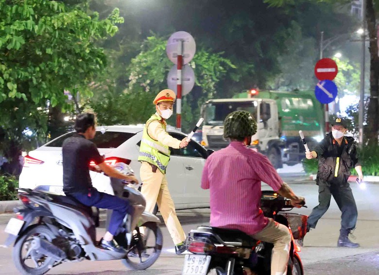 C&aacute;c tổ 141 đồng loạt xuống phố, xuy&ecirc;n đ&ecirc;m xử l&yacute; đua xe, nồng độ cồn ở Thủ đ&ocirc;- Ảnh 1.
